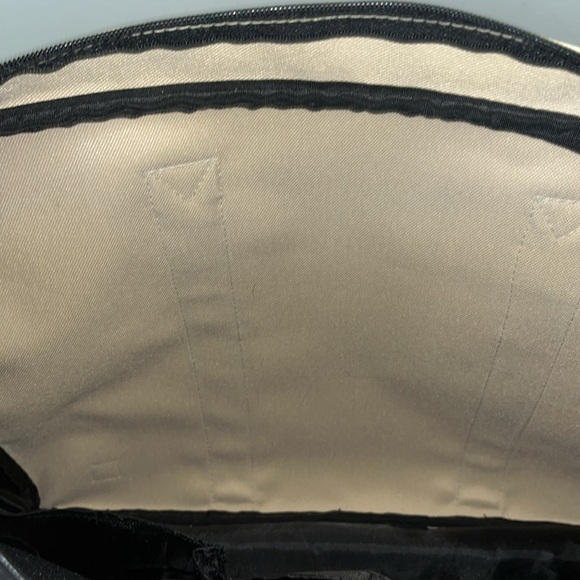 Hugo Boss Laptop Bag W/Strap, 18”x 4”x 14” Crème in Colour very good condition - Picture 8 of 9